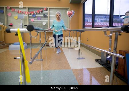 Austin Texas USA, febbraio 11 2014: Paziente ispanico femminile di 75 anni fa esercizio di terapia fisica mentre si trova in un ospedale di riabilitazione. ©Marjorie Kamys Cotera/Daemmrich Photography Foto Stock