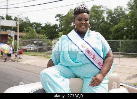 Sfilata del Junetsex--Austin, Texas USA, Giugno 21 2014: Giovane donna nera incoronata Miss Austin Plus America cavalca in auto convertibile mentre la sfilata annuale del Junetsex procede attraverso East Austin come parte di una celebrazione di un giorno. Il Giunetseesimo, conosciuto anche come "giorno della libertà" o "giorno dell'emancipazione", celebra la fine della schiavitù negli Stati Uniti alla fine della guerra civile, o guerra tra gli Stati. ©Marjorie Kamys Cotera/Daemmrich Photography Foto Stock