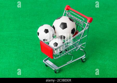 Palloni da calcio nel carrello spesa sul campo foorbal Foto Stock