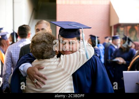 Houston , Texas USA, 8 novembre 2014: Gli studenti che indossano regalia di laurea tradizionale partecipano alla cerimonia di inizio della Western Governors University. WGU, un'università nazionale online che offre corsi di laurea basati sulle competenze, serve più di 50.000 studenti in 50 stati. ©Marjorie Kamys Cotera/Daemmrich Photography Foto Stock