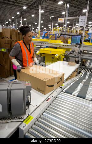 Amazon Fulfillment Center: Schertz Texas USA, Aparil 17 2015: Interno di un centro di spedizione Amazon di 1,25 milioni di piedi quadrati. La struttura di evasione degli ordini include un sistema di bracci robotici proprietario "robo-Stow" e impiega circa 500 dipendenti a tempo pieno che utilizzano il sistema di tracciamento avanzato per imballare gli ordini e inserirli in rimorchi di grandi dimensioni per la consegna. ©Marjorie Kamys Cotera/Daemmrich Photography Foto Stock