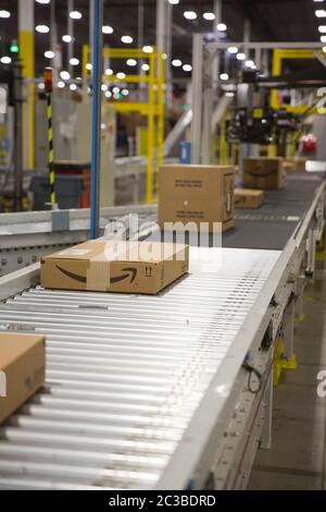 Amazon Fulfillment Center: Schertz Texas USA, Aparil 17 2015: Interno di un centro di spedizione Amazon di 1,25 milioni di piedi quadrati. La struttura di evasione degli ordini include un sistema di bracci robotici proprietario "robo-Stow" e impiega circa 500 dipendenti a tempo pieno che utilizzano il sistema di tracciamento avanzato per imballare gli ordini e inserirli in rimorchi di grandi dimensioni per la consegna. ©Marjorie Kamys Cotera/Daemmrich Photography Foto Stock