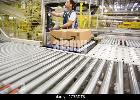 Amazon Fulfillment Center: Schertz Texas USA, Aparil 17 2015: Interno di un centro di spedizione Amazon di 1,25 milioni di piedi quadrati. La struttura di evasione degli ordini include un sistema di bracci robotici proprietario "robo-Stow" e impiega circa 500 dipendenti a tempo pieno che utilizzano il sistema di tracciamento avanzato per imballare gli ordini e inserirli in rimorchi di grandi dimensioni per la consegna. ©Marjorie Kamys Cotera/Daemmrich Photography Foto Stock