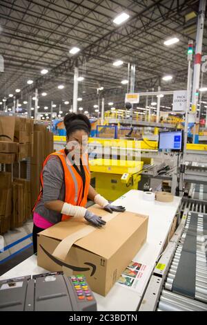 Amazon Fulfillment Center: Schertz Texas USA, Aparil 17 2015: Interno di un centro di spedizione Amazon di 1,25 milioni di piedi quadrati. La struttura di evasione degli ordini include un sistema di bracci robotici proprietario "robo-Stow" e impiega circa 500 dipendenti a tempo pieno che utilizzano il sistema di tracciamento avanzato per imballare gli ordini e inserirli in rimorchi di grandi dimensioni per la consegna. ©Marjorie Kamys Cotera/Daemmrich Photography Foto Stock