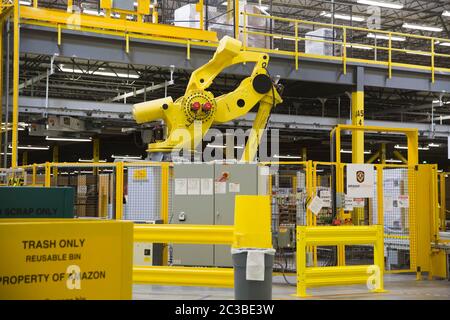 Amazon Fulfillment Center: Schertz Texas USA, aprile 17 2015: Robo-Stow, il braccio robotico da 6 tonnellate presso il centro di spedizione Amazon di 1,25 milioni di metri quadrati. Il braccio robotizzato gestisce la maggior parte dei sollevamenti pesanti della struttura. ©Marjorie Kamys Cotera/Daemmrich Photography Foto Stock