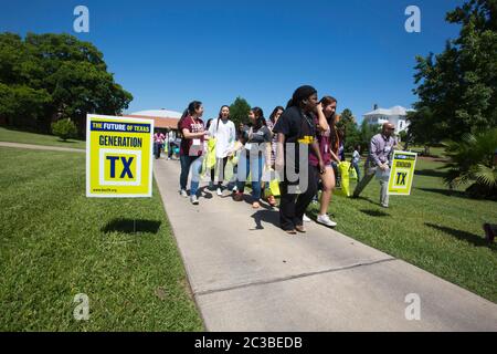 Gli studenti delle scuole superiori firmano l'impegno di frequentare l'università - 1st maggio 2015 Austin, Texas USA: Gli anziani delle scuole superiori provenienti da tutta l'area di Austin frequentano il primo Generation TX Signing Day nel campus della Huston-Tillotson University, una piccola scuola storicamente nera. Generation TX cerca di creare una cultura della frequenza all'università, in particolare tra gli studenti sottorappresentati nelle università e nelle università del Texas. ©Marjorie Kamys Cotera/Daemmrich Photography Foto Stock