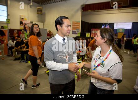 Gli studenti delle scuole superiori firmano l'impegno di frequentare l'università - 1st maggio 2015 Austin, Texas USA: Ex sindaco di San Antonio e attuale segretario americano per l'edilizia abitativa e lo sviluppo urbano, Julian Castro saluta gli studenti delle scuole superiori all'Università di Huston-Tillotson durante il primo giorno della generazione TX Signing Day. Generation TX è un movimento a livello statale per creare una cultura universitaria in Texas, in particolare tra gli studenti che sono sottorappresentati nelle università e nelle università del Texas. ©Marjorie Kamys Cotera/Daemmrich Photography Foto Stock