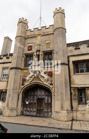 Una grande porta di legno che appartiene ad un edificio della Cambridge University nel centro di Cambridge, Regno Unito. 18/06/20 Foto Stock