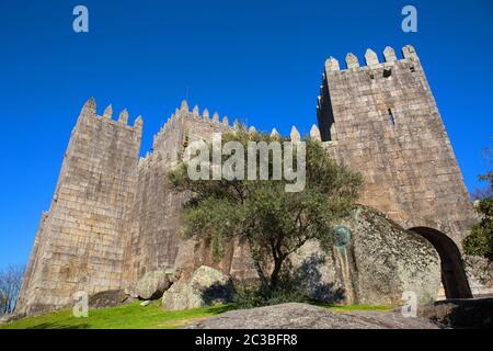 Il castello di Guimaraes è il principale castello medievale in Portogallo. Guimaraes, Portogallo Foto Stock