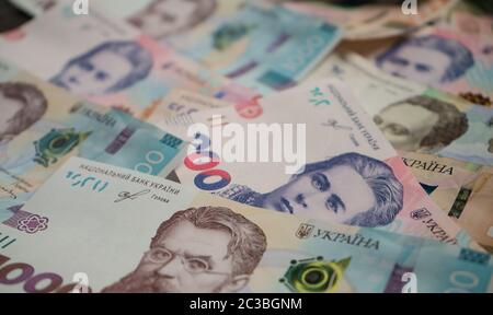 Modello di banconote da denaro ucraino nuovo. Pila di carta nuova con valore di faccia diverso. Sfondo o sfondo sfocato astratto. Primo piano Foto Stock