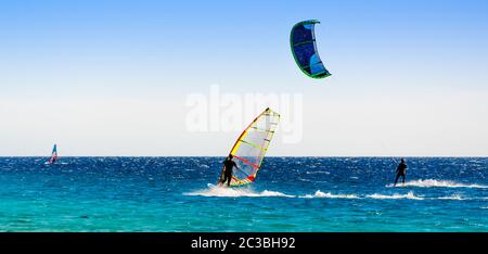 Windsurf e kitesurfers cavalcano nel Mar Rosso in Egitto Dahab Sud Sinai Foto Stock