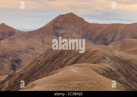 Picco di Moldoveanu 2544m in montagna Fagaras, Romania Foto Stock