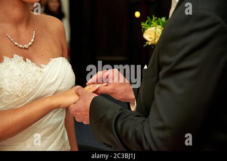 Anello ceromony cambia mentre il matrimonio Foto Stock