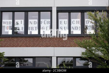 19 giugno 2020, Renania Settentrionale-Vestfalia, Rheda-Wiedenbrück: 'Siamo qui per voi. Stai bene!" è scritto su una fila di finestre in un edificio di proprietà del reparto antincendio locale. Dal Tönnies Wiedenbrück all'inizio della settimana, diverse centinaia di dipendenti hanno dato risultati positivi per il virus della corona. (Nomi pixel se necessario) Foto: Frito Gentsch/dpa Foto Stock