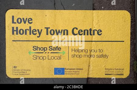 Acquista un cartello di sicurezza 3 Horley Surrey Foto Stock