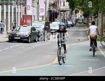 Vienna, Austria. 19 giugno 2020. I ciclisti si trovano in una strada di Vienna, Austria, il 19 giugno 2020. Sempre più cittadini di Vienna scelgono di spostarsi in bicicletta durante la pandemia COVID-19, con un numero totale di ciclisti in aumento del 45% nel maggio 2020 rispetto allo stesso periodo del 2019, secondo i dati forniti dal Club dei Trasporti austriaco. Credit: Guo Chen/Xinhua/Alamy Live News Foto Stock