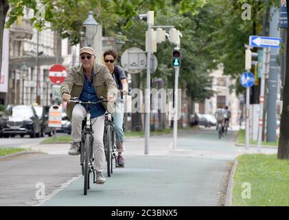 Vienna, Austria. 19 giugno 2020. I ciclisti si trovano in una strada di Vienna, Austria, il 19 giugno 2020. Sempre più cittadini di Vienna scelgono di spostarsi in bicicletta durante la pandemia COVID-19, con un numero totale di ciclisti in aumento del 45% nel maggio 2020 rispetto allo stesso periodo del 2019, secondo i dati forniti dal Club dei Trasporti austriaco. Credit: Guo Chen/Xinhua/Alamy Live News Foto Stock