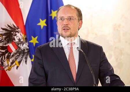 Vienna, Austria. 18 Giugno 2020. Il Ministro degli Esteri austriaco Alexander Schallenberg interviene in una conferenza stampa tenutasi a Vienna, Austria, il 18 giugno 2020. Dopo che le restrizioni di viaggio all'interno di una gran parte dell'Unione europea (UE) sono state allentate all'inizio di questa settimana, l'Austria ristabilirà la completa libertà di viaggio in Spagna da domenica, ha annunciato il ministro degli Esteri Alexander Schallenberg giovedì. Credit: Georges Schneider/Xinhua/Alamy Live News Foto Stock