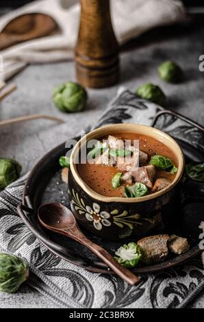 Zuppa di delish con carne, pane croccante e germoglio alla griglia di bruxelles Foto Stock