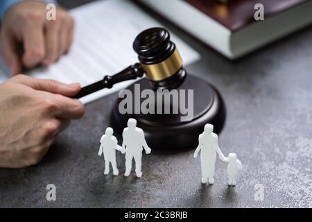 Close-up di un mazzuolo che illustra la separazione di famiglia sulla scrivania Foto Stock