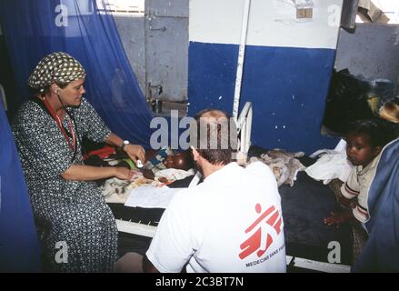 MSF aiuti lavoratori che tendono a pazienti presso l'ospedale di Galkayo in Somalia 2005 Foto Stock