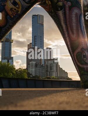 MELBOURNE, AUSTRALIA - 18 Ottobre 2019: Eureka Tower incorniciata tra la scultura d'angolo a Birrarung Marr, Melbourne Foto Stock