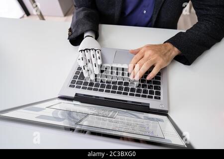 Uomo con mano protesica lavorando sul computer portatile. Arto artificiale Foto Stock