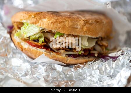 primo piano di doener kebap su legno Foto Stock