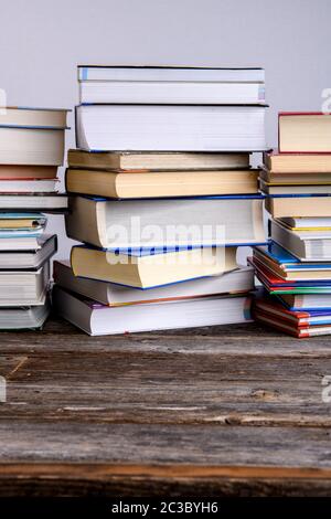 pile di libri diversi su tavola di legno Foto Stock
