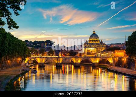 Architettura del Vaticano. Vista sulla Basilica di San Pietro e il Ponte di Sant'Angelo, Italia Foto Stock