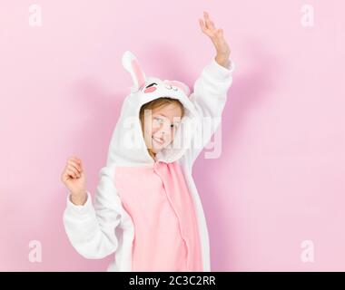 Bella ragazza bionda con un intimo costume di coniglio è in posa in studio Foto Stock