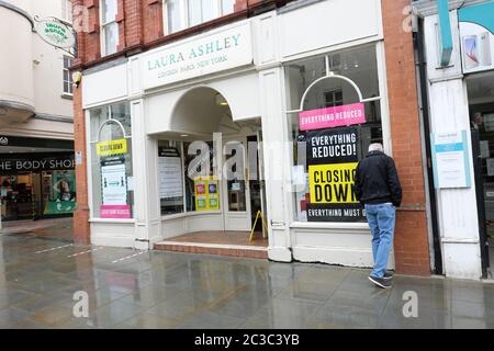 Hereford, Herefordshire UK - Venerdì 19 giugno 2020 - dopo settimane di chiusura a causa di Coronavirus blocco la filiale di Laura Ashley ha appena riaperto e ha subito chiuso una vendita, tutte le scorte devono andare. La catena della moda e del mobile ha annunciato la chiusura di 70 negozi alla fine di marzo 2020 con altri 77 negozi in vendita. Foto Steven maggio / Alamy Live News Foto Stock