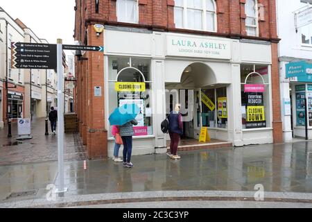 Hereford, Herefordshire UK - Venerdì 19 giugno 2020 - dopo settimane di chiusura a causa di Coronavirus blocco la filiale di Laura Ashley ha appena riaperto e ha subito chiuso una vendita, tutte le scorte devono andare. La catena della moda e del mobile ha annunciato la chiusura di 70 negozi alla fine di marzo 2020 con altri 77 negozi in vendita. Foto Steven maggio / Alamy Live News Foto Stock