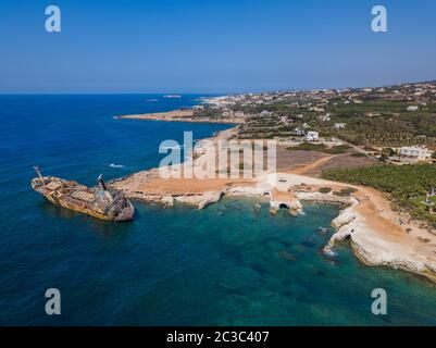 Vecchia nave relitto vicino costa a Paphos Cipro - vista aerea Foto Stock