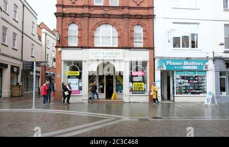 Hereford, Herefordshire UK - Venerdì 19 giugno 2020 - dopo settimane di chiusura a causa di Coronavirus blocco la filiale di Laura Ashley ha appena riaperto e ha subito chiuso una vendita, tutte le scorte devono andare. La catena della moda e del mobile ha annunciato la chiusura di 70 negozi alla fine di marzo 2020 con altri 77 negozi in vendita. Foto Steven maggio / Alamy Live News Foto Stock