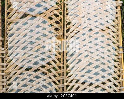 Carta di riso che asciuga al sole su rastrelliere di bambù - Can Tho, Vietnam Foto Stock