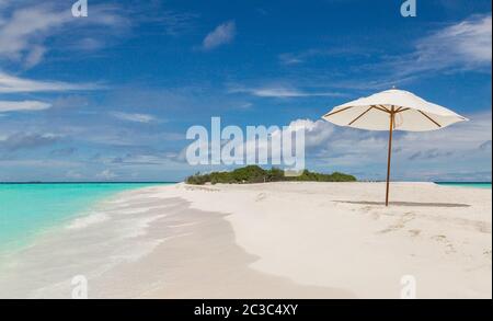 Ombrellone sulla spiaggia atollo isola Maldives. Foto Stock