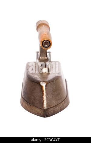 Ferro vecchio isolato. Primo piano di un vecchio professionale ferro elettrico arrugginito grande su misura o flatiron con un manico in legno isolato su uno sfondo bianco. Fr Foto Stock