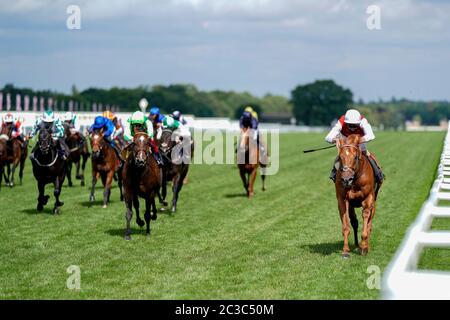 Adam Kirby cavalcando Golden Horde (a destra) per vincere la Commonwealth Cup durante il quarto giorno di Royal Ascot all'ippodromo di Ascot. Foto Stock
