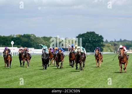 Adam Kirby cavalcando Golden Horde (a destra) per vincere la Commonwealth Cup durante il quarto giorno di Royal Ascot all'ippodromo di Ascot. Foto Stock