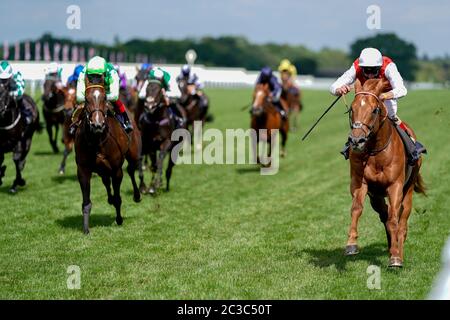 Adam Kirby cavalcando Golden Horde (a destra) per vincere la Commonwealth Cup durante il quarto giorno di Royal Ascot all'ippodromo di Ascot. Foto Stock