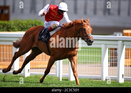 Adam Kirby cavalcando Golden Horde per vincere la Commonwealth Cup durante il quarto giorno di Royal Ascot all'ippodromo di Ascot. Foto Stock