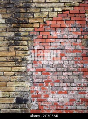 un vecchio muro esterno riparato in pietra con pezzetti di mattoni Foto Stock