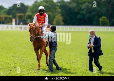 Adam Kirby dopo aver cavalcato Golden Horde per vincere la Commonwealth Cup durante il quarto giorno di Royal Ascot all'ippodromo di Ascot. Foto Stock