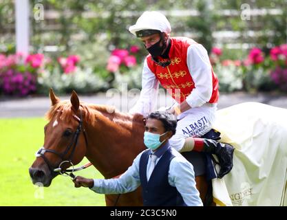 Adam Kirby dopo aver cavalcato Golden Horde per vincere la Commonwealth Cup durante il quarto giorno di Royal Ascot all'ippodromo di Ascot. Foto Stock