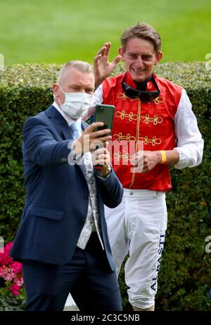 Adam Kirby dopo aver cavalcato Golden Horde per vincere la Commonwealth Cup durante il quarto giorno di Royal Ascot all'ippodromo di Ascot. Foto Stock