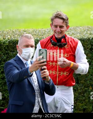 Adam Kirby dopo aver cavalcato Golden Horde per vincere la Commonwealth Cup durante il quarto giorno di Royal Ascot all'ippodromo di Ascot. Foto Stock