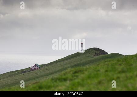 Faro Di Mykines, Isole Faroe. Vista nebbia del vecchio faro/ Foto Stock