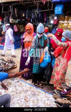 Dhaka, Dhaka, Bangladesh. 19 giugno 2020. Le ragazze stanno acquistando gli accessori di ourfit dal punto di appoggio durante la pandemia di COVID-19. Credit: Md. Rakibul Hasan/ZUMA Wire/Alamy Live News Foto Stock