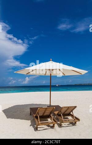 Ombrellone e lettini sulla spiaggia atollo isola Maldives. Foto Stock